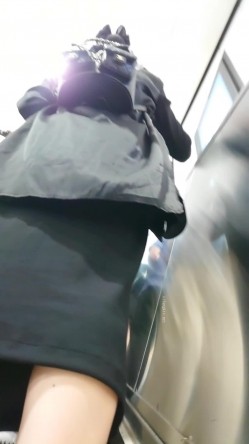 人妻熟女控必备！天生妖娆风骚脸淫荡骚妻【小愤青】露脸性爱自拍视图集，大白天街边车震居家各种啪啪相当反差 截图6