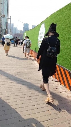 人妻熟女控必备！天生妖娆风骚脸淫荡骚妻【小愤青】露脸性爱自拍视图集，大白天街边车震居家各种啪啪相当反差 截图13