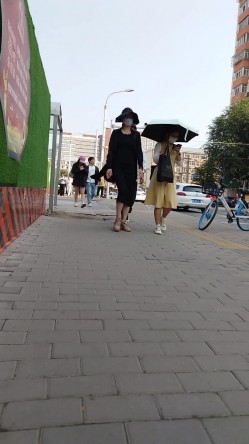 人妻熟女控必备！天生妖娆风骚脸淫荡骚妻【小愤青】露脸性爱自拍视图集，大白天街边车震居家各种啪啪相当反差 截图14
