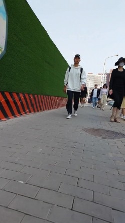 人妻熟女控必备！天生妖娆风骚脸淫荡骚妻【小愤青】露脸性爱自拍视图集，大白天街边车震居家各种啪啪相当反差 截图15