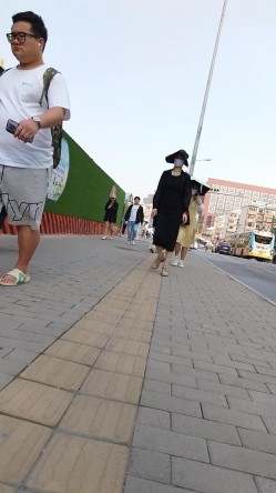 人妻熟女控必备！天生妖娆风骚脸淫荡骚妻【小愤青】露脸性爱自拍视图集，大白天街边车震居家各种啪啪相当反差 截图16