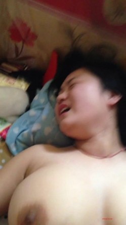 技校极品巨乳学生妹与校内同学恋爱同居自拍各种不健康视频年纪轻轻就这么会玩更牛逼的是在教室内口交 截图7