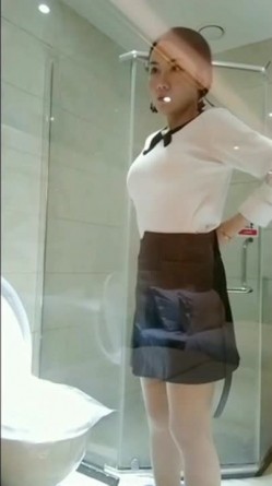 高颜值网红美女剧情演绎面试演员被猥琐眼镜导演潜规则好变态还要带乳夹调教口交到干呕颜射对白精彩 截图1