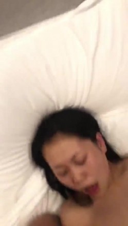 【完美露脸 ️淫荡人妻】良家人妻『佳佳』与老公性爱自拍流出 还原最骚人妻最真实的一面 粗屌操淫妻 无套最爽啦 截图16