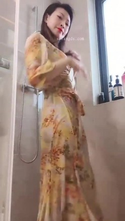 快手丝足熟女【辣菇凉三姐】双女诱惑露脸发骚勾引粉丝，各种服装尽饱眼福 截图2