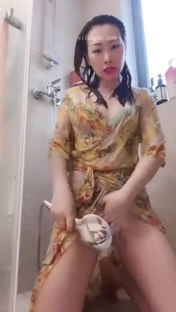 快手丝足熟女【辣菇凉三姐】双女诱惑露脸发骚勾引粉丝，各种服装尽饱眼福 截图11