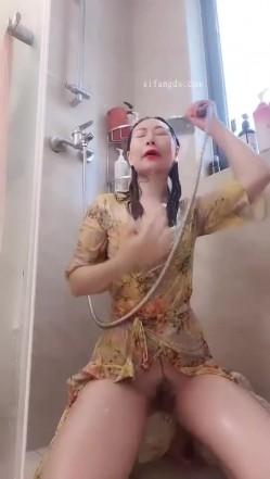 快手丝足熟女【辣菇凉三姐】双女诱惑露脸发骚勾引粉丝，各种服装尽饱眼福 截图12