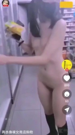 两个美女裸体去商场购物 老板很淡定 太淫荡太大胆 妹子身材都不错 截图2