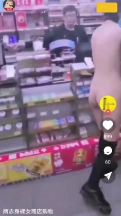 两个美女裸体去商场购物 老板很淡定 太淫荡太大胆 妹子身材都不错 截图4