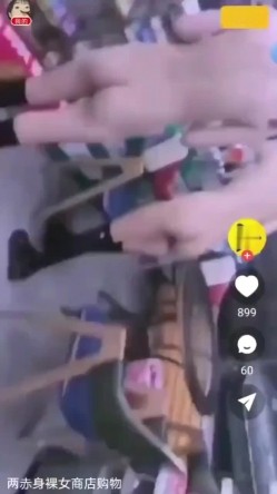 两个美女裸体去商场购物 老板很淡定 太淫荡太大胆 妹子身材都不错 截图6