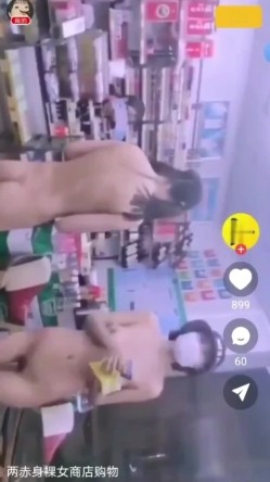 两个美女裸体去商场购物 老板很淡定 太淫荡太大胆 妹子身材都不错 截图7