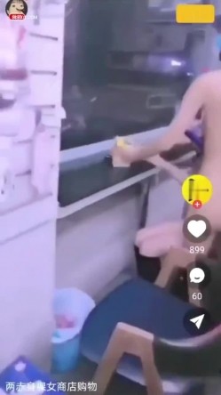 两个美女裸体去商场购物 老板很淡定 太淫荡太大胆 妹子身材都不错 截图9