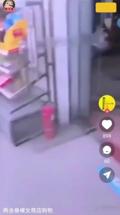 两个美女裸体去商场购物 老板很淡定 太淫荡太大胆 妹子身材都不错 截图14
