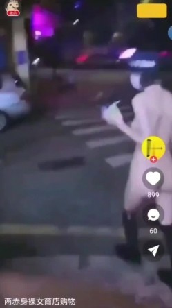 两个美女裸体去商场购物 老板很淡定 太淫荡太大胆 妹子身材都不错 截图15