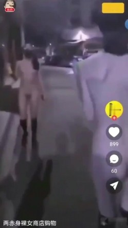 两个美女裸体去商场购物 老板很淡定 太淫荡太大胆 妹子身材都不错 截图16