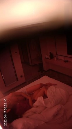 最新流出 360酒店摄像头偷拍香逼大奶萌妹观音坐莲 截图2