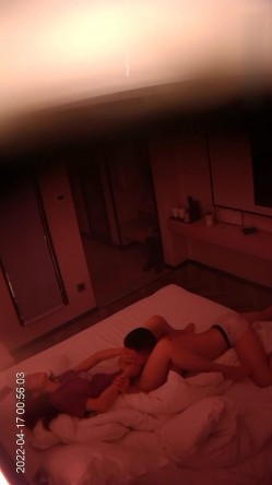 最新流出 360酒店摄像头偷拍香逼大奶萌妹观音坐莲 截图3