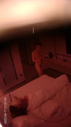 最新流出 360酒店摄像头偷拍香逼大奶萌妹观音坐莲 截图5