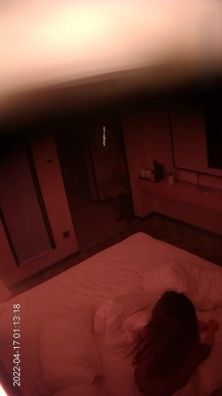最新流出 360酒店摄像头偷拍香逼大奶萌妹观音坐莲 截图7