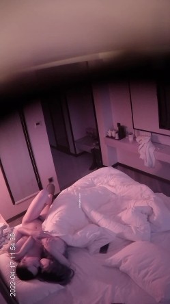 最新流出 360酒店摄像头偷拍香逼大奶萌妹观音坐莲 截图13