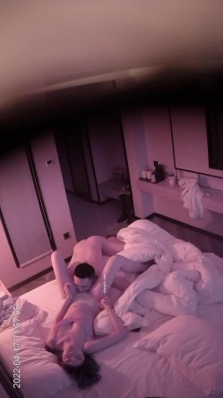 最新流出 360酒店摄像头偷拍香逼大奶萌妹观音坐莲 截图14