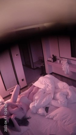 最新流出 360酒店摄像头偷拍香逼大奶萌妹观音坐莲 截图15
