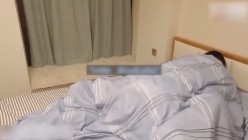 小姨子回家偷看姐姐和姐夫啪啪躲起来自慰，姐夫趁姐姐睡着强上洛丽塔小姨子 截图1