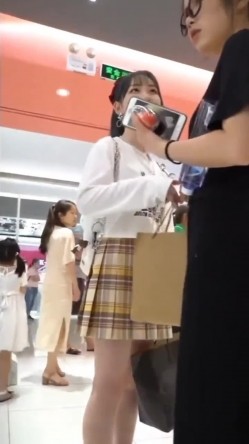 偷窥跟闺蜜逛街爱自拍的JK漂亮小姐姐 裙底没守住被抄了 截图1