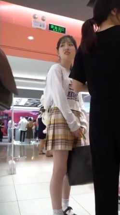 偷窥跟闺蜜逛街爱自拍的JK漂亮小姐姐 裙底没守住被抄了 截图2