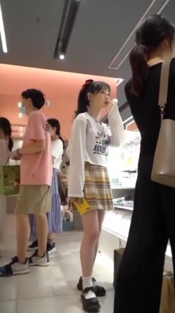 偷窥跟闺蜜逛街爱自拍的JK漂亮小姐姐 裙底没守住被抄了 截图3