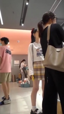 偷窥跟闺蜜逛街爱自拍的JK漂亮小姐姐 裙底没守住被抄了 截图4
