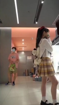 偷窥跟闺蜜逛街爱自拍的JK漂亮小姐姐 裙底没守住被抄了 截图5