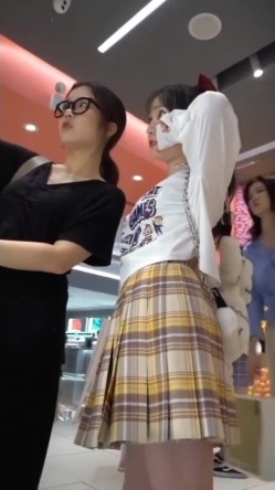 偷窥跟闺蜜逛街爱自拍的JK漂亮小姐姐 裙底没守住被抄了 截图16