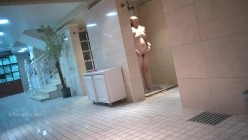 国内『温泉会所』贴脸偷拍沐浴更衣泳池戏水 超多美女良家少妇近距离接触 截图3
