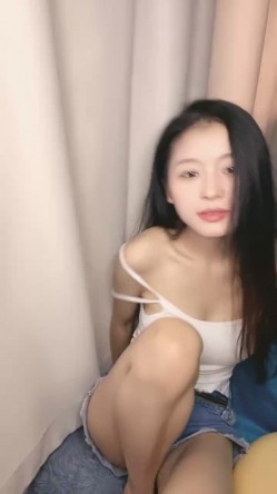 极品尤物性感女神！5小时激情不断！吊带小背心齐逼短裤，柔软奶子道具插穴，扶腰后入被炮友尽情蹂躏 截图2