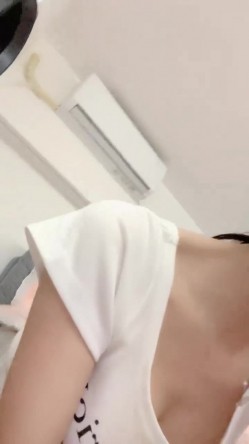 ️正宗大学生宿舍直播【困困兔】道具狂插流白浆，眼镜妹，室友睡着偷偷脱光，身材不错诱人 截图5
