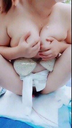 三个姐妹户外小树林 ️跳蛋裸聊大秀~震击骚穴，淫水多流出来啦，这么多美女在户外玩 ️给狼友们一饱眼福了！！ 截图3