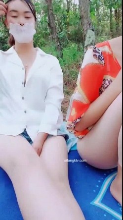 三个姐妹户外小树林 ️跳蛋裸聊大秀~震击骚穴，淫水多流出来啦，这么多美女在户外玩 ️给狼友们一饱眼福了！！ 截图10