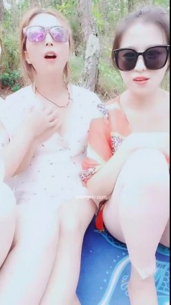 三个姐妹户外小树林 ️跳蛋裸聊大秀~震击骚穴，淫水多流出来啦，这么多美女在户外玩 ️给狼友们一饱眼福了！！ 截图11