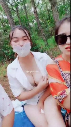 三个姐妹户外小树林 ️跳蛋裸聊大秀~震击骚穴，淫水多流出来啦，这么多美女在户外玩 ️给狼友们一饱眼福了！！ 截图12