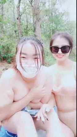 三个姐妹户外小树林 ️跳蛋裸聊大秀~震击骚穴，淫水多流出来啦，这么多美女在户外玩 ️给狼友们一饱眼福了！！ 截图13