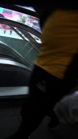 【海阔天空系列CD第2季第5期】高颜值JK超短裙小姐姐阴毛若隐若现，时尚小姐姐无内式骚丁整个屁股全露出 截图7
