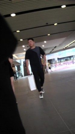 【海阔天空系列CD第2季第5期】高颜值JK超短裙小姐姐阴毛若隐若现，时尚小姐姐无内式骚丁整个屁股全露出 截图16