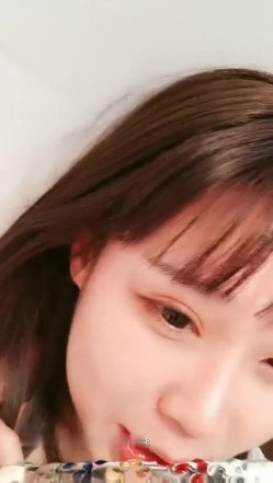 高颜值短发萌妹子KIKI道具黑屌骑乘玻璃棒抽插跳蛋震动高潮喷水呻吟大声非常诱人 截图3