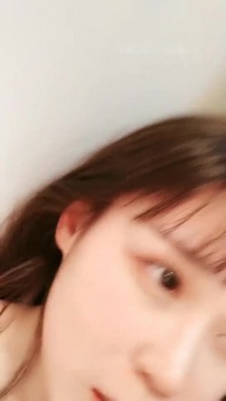 高颜值短发萌妹子KIKI道具黑屌骑乘玻璃棒抽插跳蛋震动高潮喷水呻吟大声非常诱人 截图6