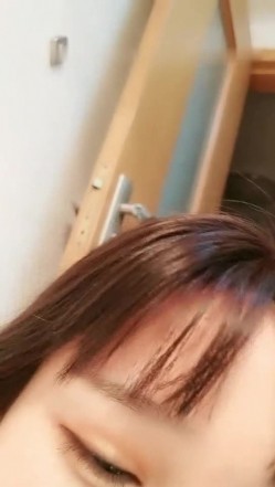 高颜值短发萌妹子KIKI道具黑屌骑乘玻璃棒抽插跳蛋震动高潮喷水呻吟大声非常诱人 截图7