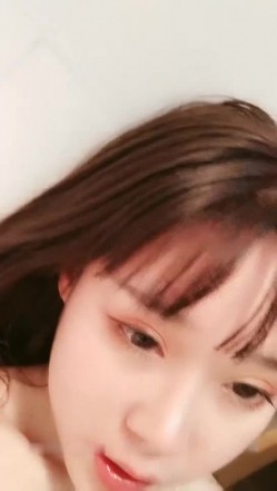 高颜值短发萌妹子KIKI道具黑屌骑乘玻璃棒抽插跳蛋震动高潮喷水呻吟大声非常诱人 截图10