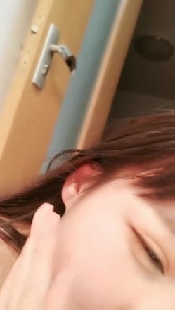 高颜值短发萌妹子KIKI道具黑屌骑乘玻璃棒抽插跳蛋震动高潮喷水呻吟大声非常诱人 截图11