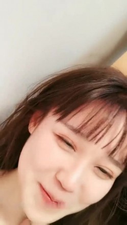 高颜值短发萌妹子KIKI道具黑屌骑乘玻璃棒抽插跳蛋震动高潮喷水呻吟大声非常诱人 截图13
