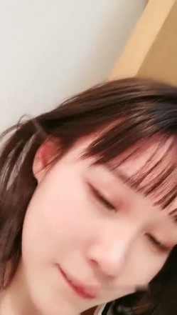 高颜值短发萌妹子KIKI道具黑屌骑乘玻璃棒抽插跳蛋震动高潮喷水呻吟大声非常诱人 截图14